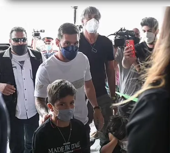 Messi cùng gia đình đến sân bay để sang Pháp