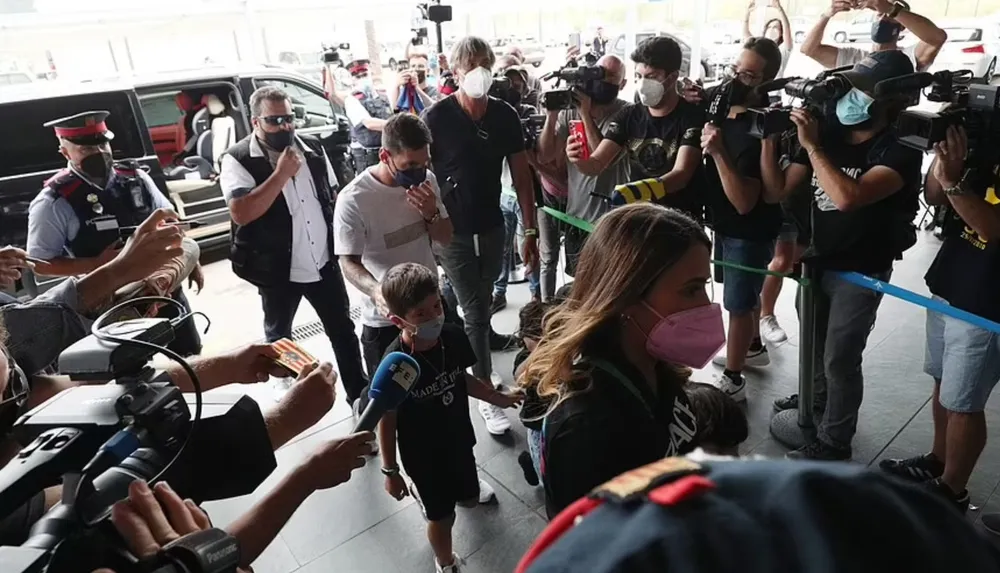 Messi đồng ý gia nhập PSG, cùng vợ con bay sang Paris ảnh 2