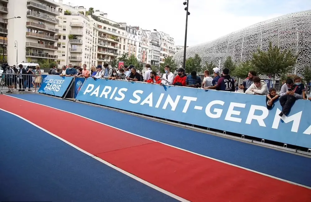 Messi đồng ý gia nhập PSG, cùng vợ con bay sang Paris ảnh 3