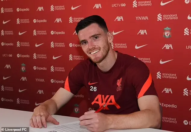 Andy Robertson vui mửng bên bản hợp đồng mới