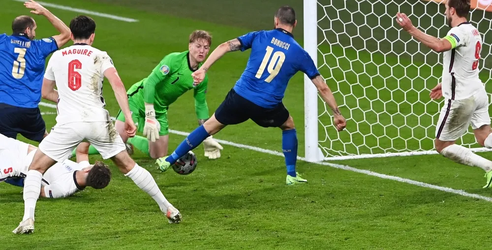 Harry Kane và Phil Foden mừn