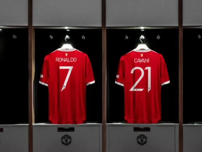 Áo đấu CR7 phá kỷ lục doanh thu với 32 triệu bảng trong 12 giờ, Ronaldo ‘nghỉ hè’ trong biệt thự ở Manchester ảnh 1