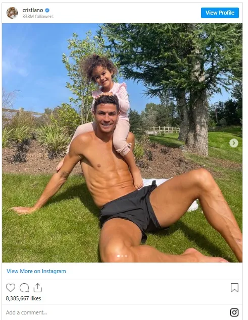 Áo đấu CR7 phá kỷ lục doanh thu với 32 triệu bảng trong 12 giờ, Ronaldo ‘nghỉ hè’ trong biệt thự ở Manchester ảnh 2