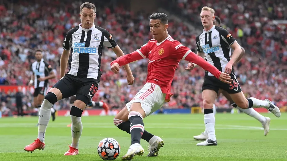 Ronaldo trở lại để ghi bàn trong chiến thắng tưng bừng ở Old Trafford