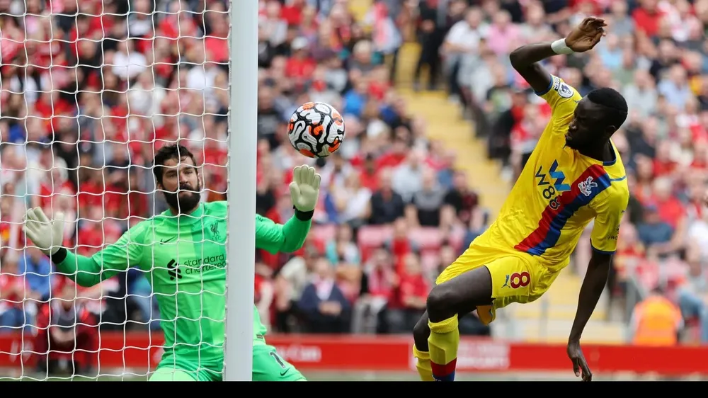 Thủ thành Alisson nhiều lần đối mặt các tiền đạo Crystal Palace trong nỗ lực giữ sạch mành lưới