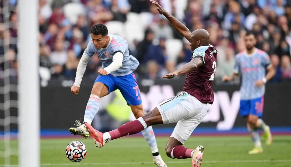 Cristiano Ronaldo tiếp tục ghi bản cho Man United