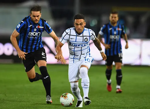 Lautaro Martinez nỗ lực vượt qua hàng thủ Atalanta