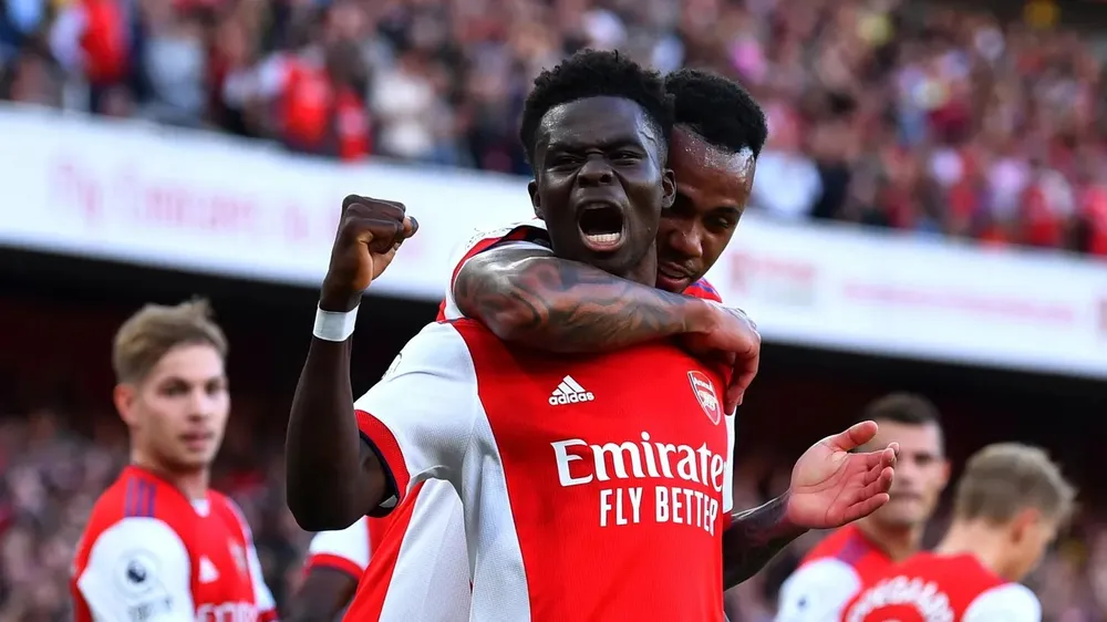 Bukayo Saka ghi bàn trận derby London khi mới 20 tuổi 20 ngày