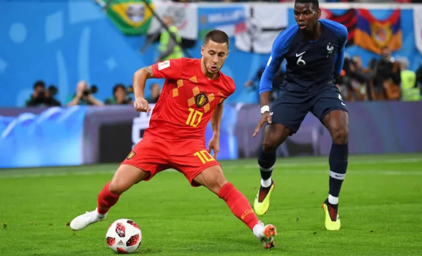 Eden Hazard (Bỉ) đi bóng trước sự truy cản của Paul Pogba 