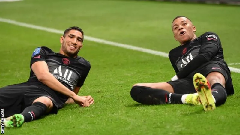 Mbappe (phải) ăn mừng bàn thắng cùng đồng đội