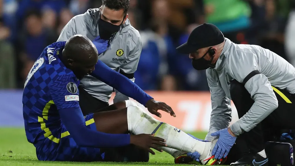 Romelu Lukaku đã na72m bên rìa sân khá lâu trước khi rời trận đấu sớm