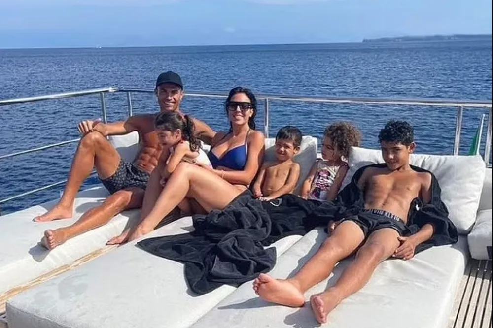 Chúc mừng Ronaldo có thêm truyền nhân, lần này là cặp song sinh ảnh 2