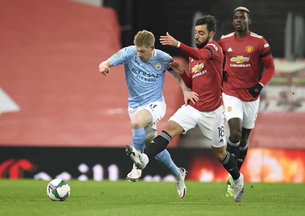 Kevin De Bruyne đi bóng qua hàng phòng thủ Man City