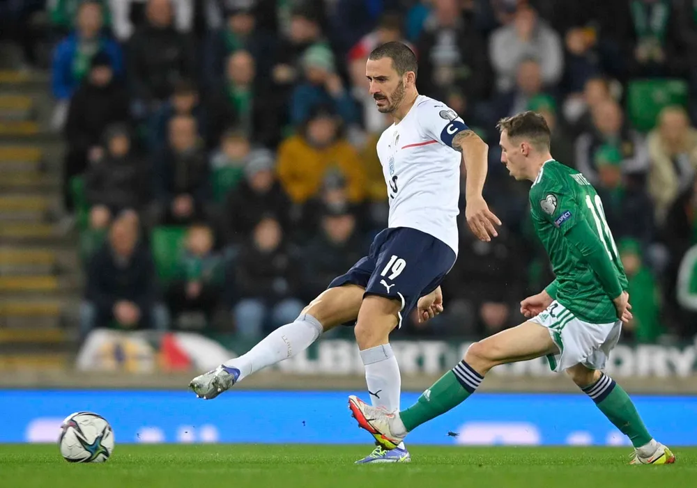 Trung vệ Bonucci đã cứu nguy cho Italy trên vạch khung thành
