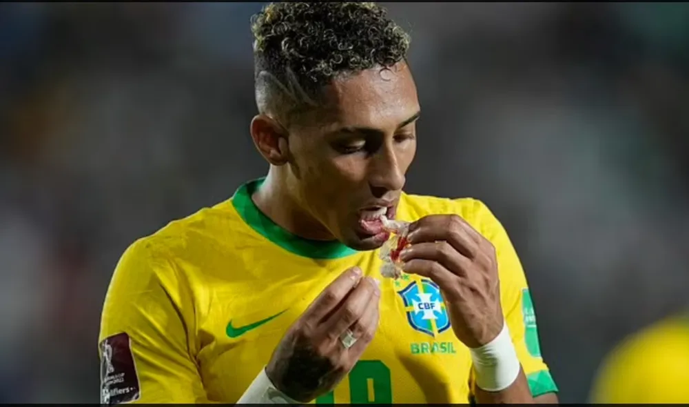 LĐBĐ Nam Mỹ treo giò trọng tài và tổ VAR vì phớt lờ pha Otamendi đánh cùi chỏ Raphinha của Brazil ảnh 1