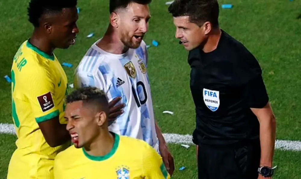 LĐBĐ Nam Mỹ treo giò trọng tài và tổ VAR vì phớt lờ pha Otamendi đánh cùi chỏ Raphinha của Brazil ảnh 3