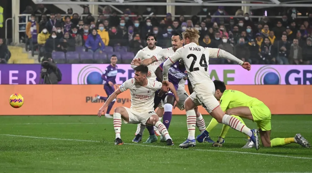 Vlahovic chấm dứt chuỗi trận bất bại của AC Milan ảnh 1