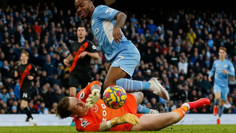 Raheem Sterling bỏ lỡ một cơ hội tốt trước thủ thành Pickford