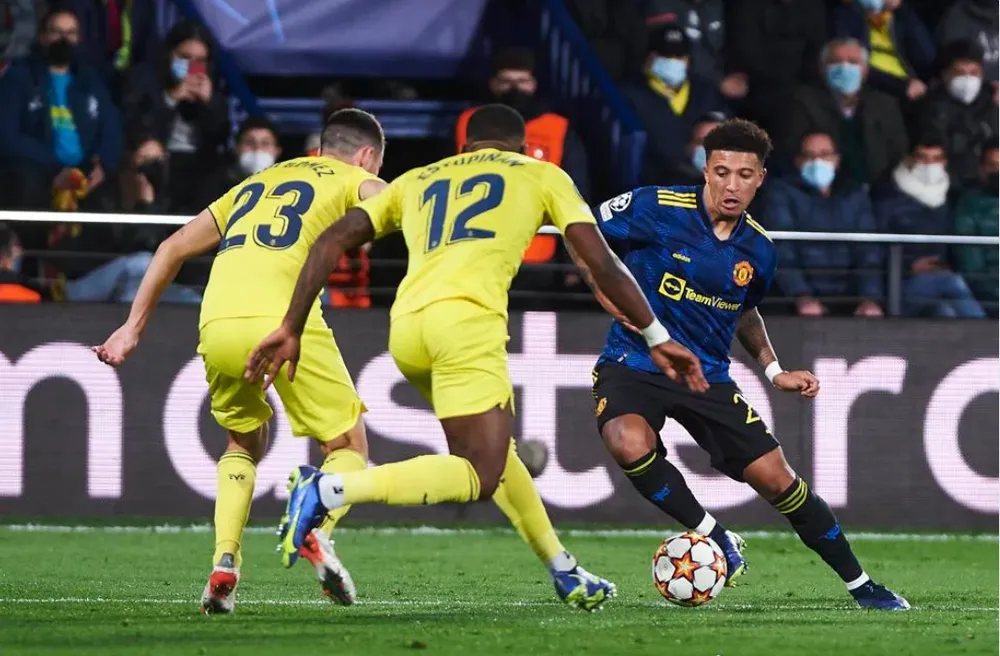 Ronaldo và Sancho giúp Quỷ đỏ đánh chìm Tàu ngầm vàng ảnh 2