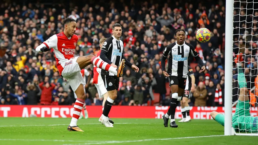 Arsenal - Newcastle 2-0: Ngón đòn sát thủ của Bukayo Saka và Martinelli ảnh 1