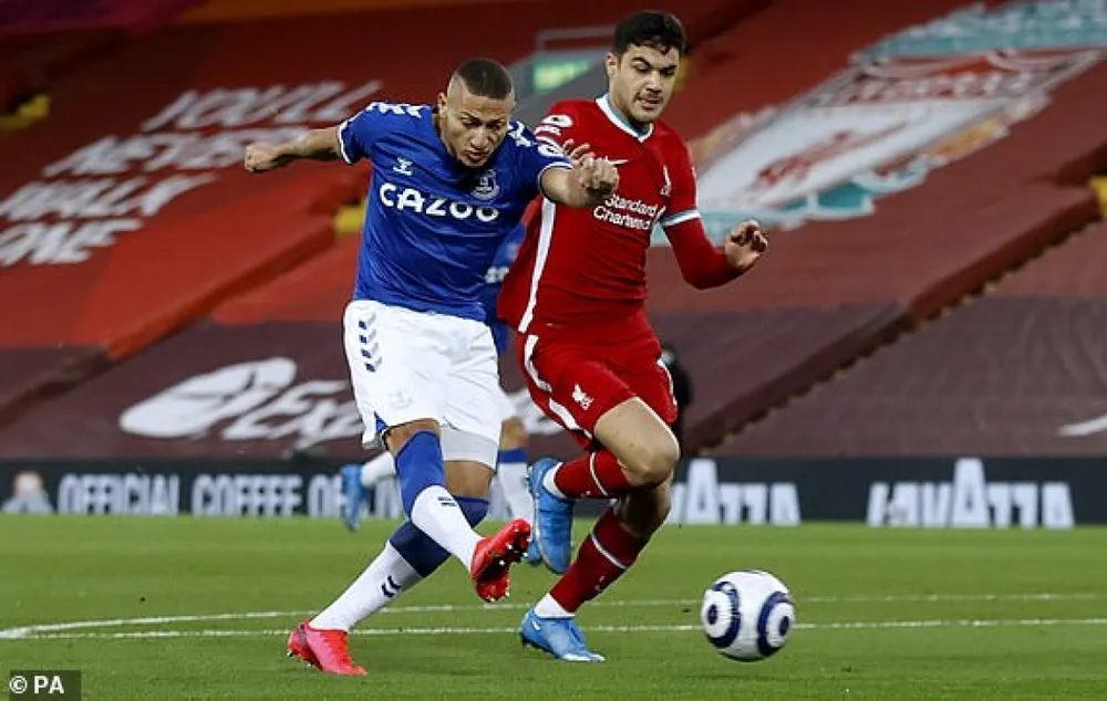 Richarlison ghi bàn cho Everton trên sân Anfield