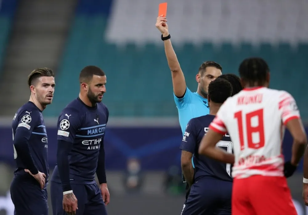 Kyle Walker lãnh thẻ đỏ cuối trận