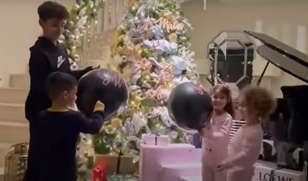 Ronaldo và Georgina tiết lộ giới tính cặp song sinh trong video đáng yêu ảnh 1