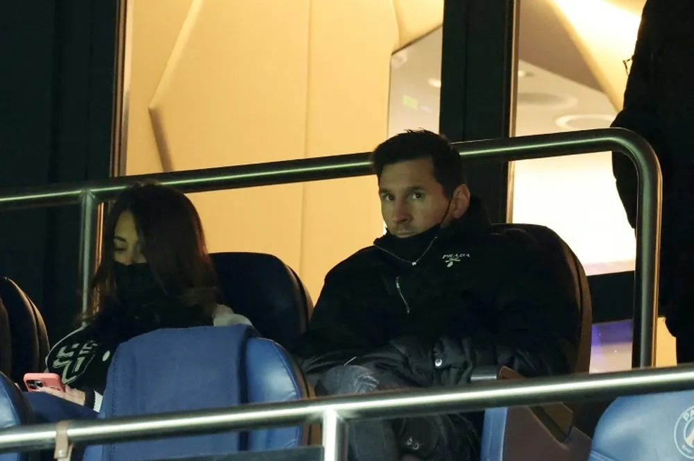 Lionel Messi theo dõi trận thắng Brest trên khán đài