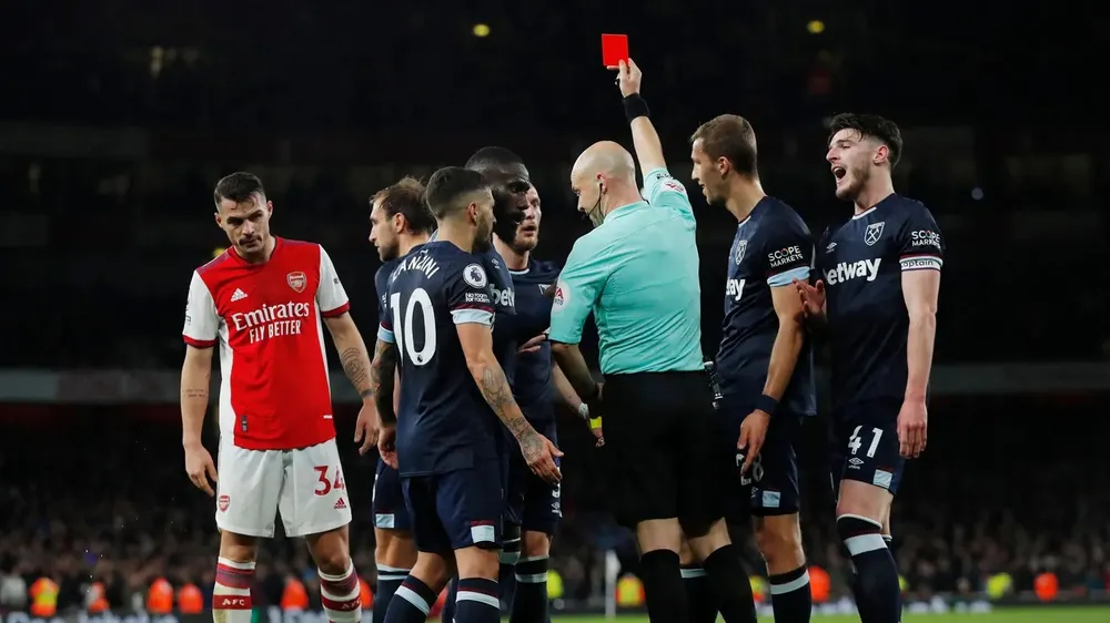 Xhaka chắc chắn là cái tên được lưu ý vì thường xuyên lãnh thẻ