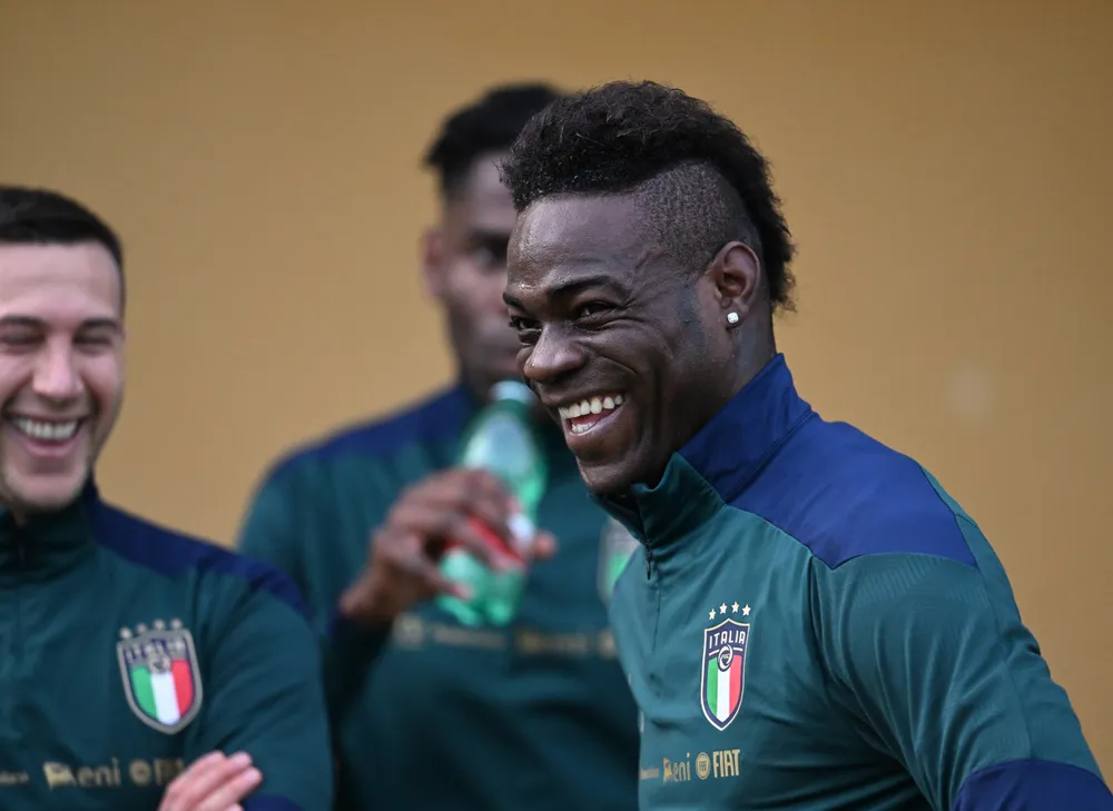 Mario Balotelli trên sân tập Azzurri