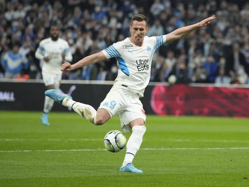 Milik lập hattrick giúp Marseille ngược dòng thắng Angers