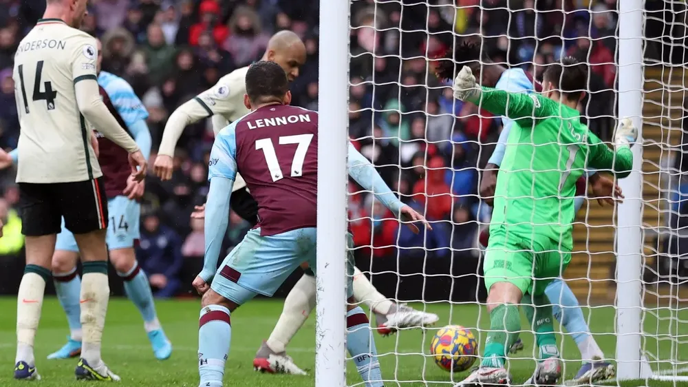 Fabinho giúp Liverpool vượt qua Burnley, Newcastle đánh bại Aston Villa ảnh 3