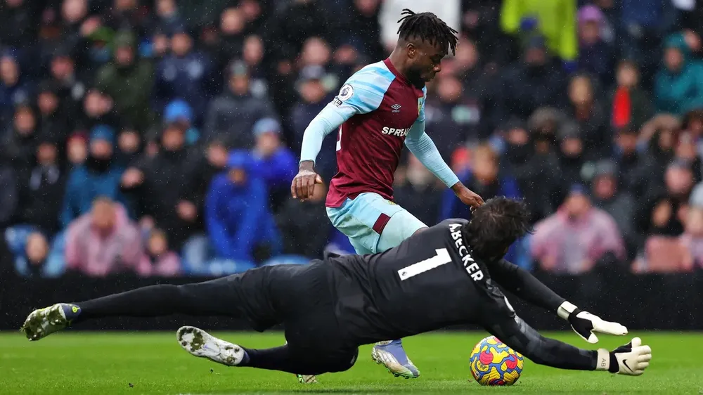 Fabinho giúp Liverpool vượt qua Burnley, Newcastle đánh bại Aston Villa ảnh 2