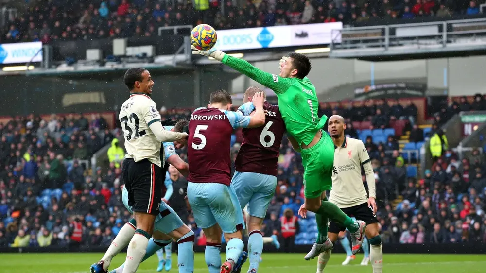 Fabinho giúp Liverpool vượt qua Burnley, Newcastle đánh bại Aston Villa ảnh 1