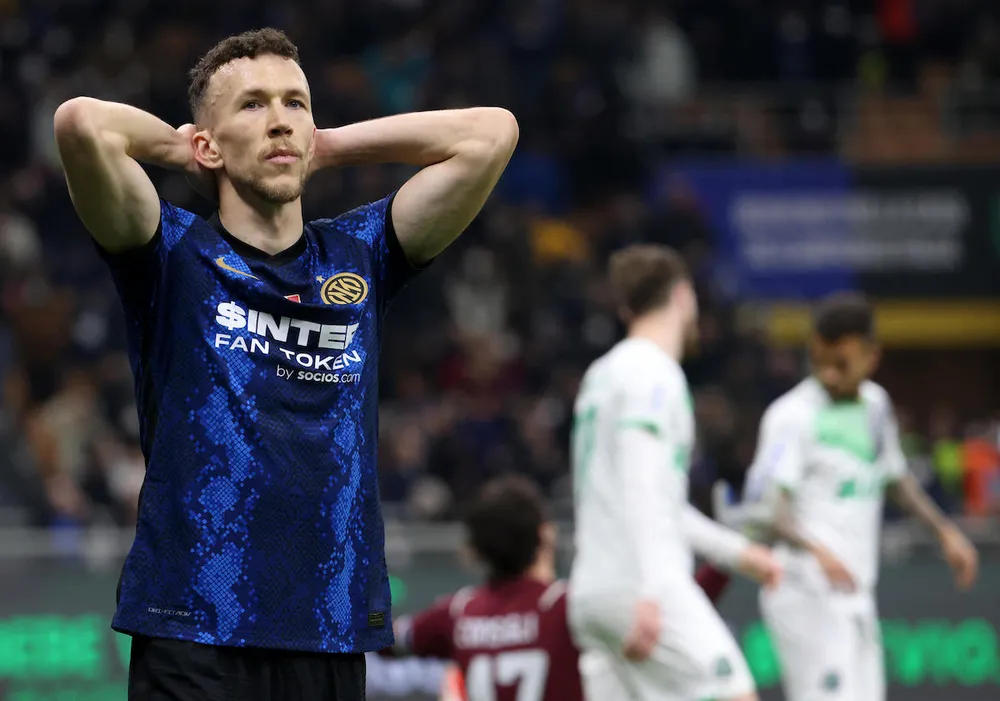 Inter thua trên sân nhà và mất luôn ngôi đầu bảng