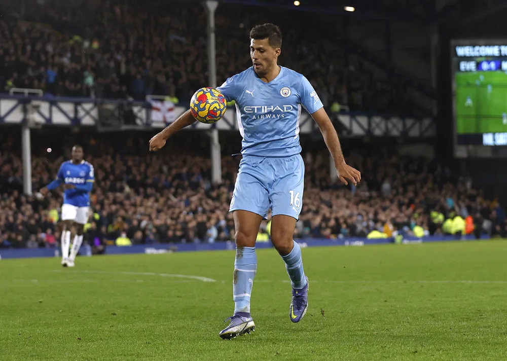 Rodri để bóng bật lên trúng tay