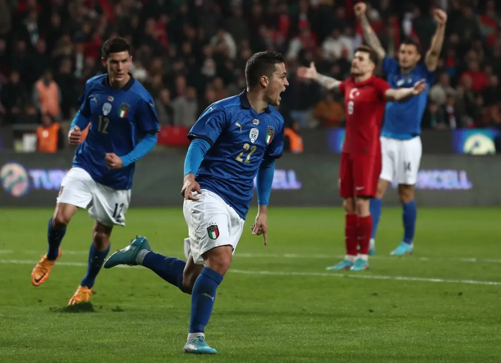 Giacomo Raspadori lập cú đúp