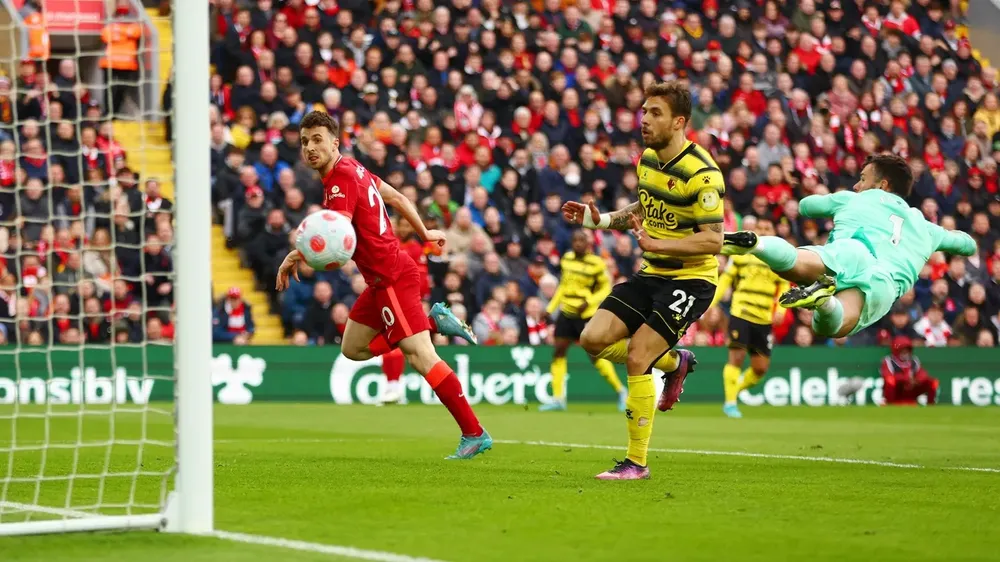 Diogo Jota đánh đầu mở tỷ số