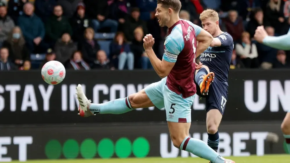 Manchester City tái chiếm ngôi đầu sau trận thắng dễ Burnley ảnh 1