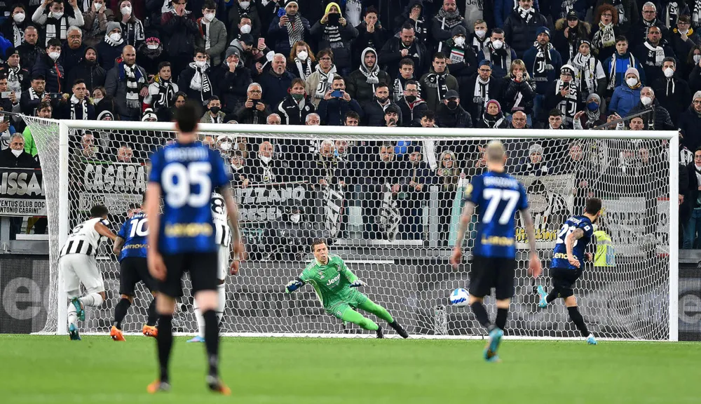 Hakan Calhanoglu sút thắng quả phạt đền, ấn định chiến thắng 