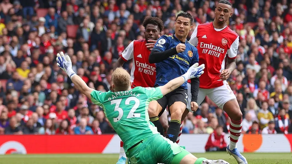 Ronaldo ghi bàn thứ 100 Premier League