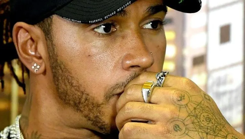 Lewis Hamilton góp tiền đầu tư mua Chelsea