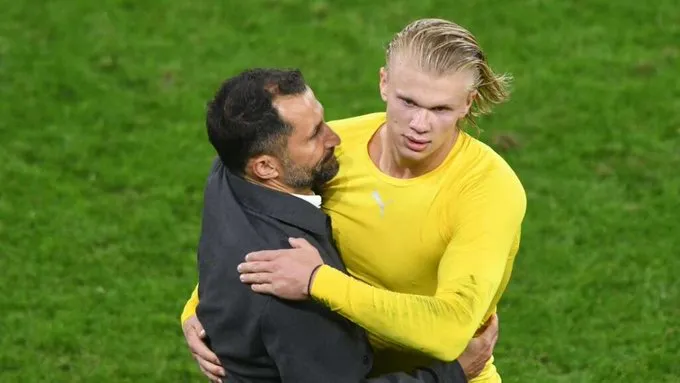 Salihamidzic ôm chấm lấy Haaland sau trận Bayern - Dortmund vừa qua