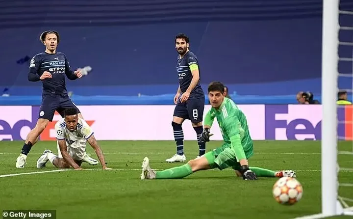 Thủ môn Thibaut Courtois của Real Madrid cản phá cú sút của Jack Grealish