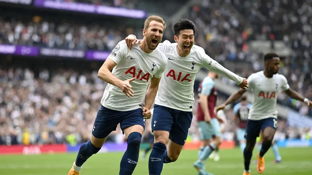 Harry Kane ăn mừng bàn thắng cùng Son Heung-min