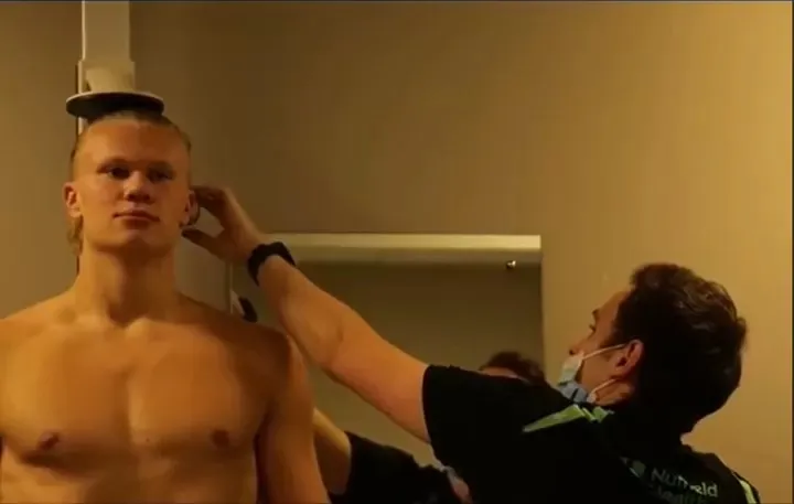 Nhân viên y tế vất vả đo chiều cao của Haaland