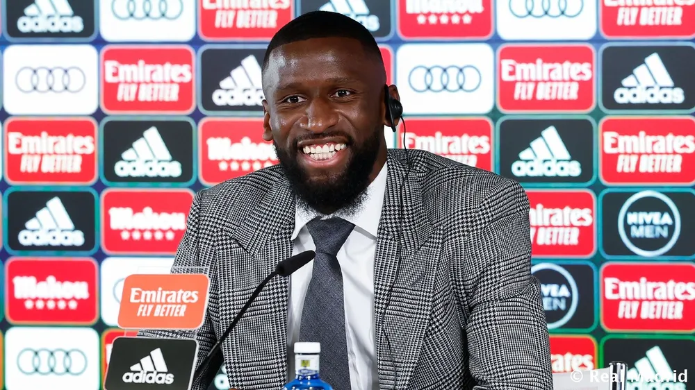 Antonio Rudiger phát biểu trong lễ ra mắt ở Madrid