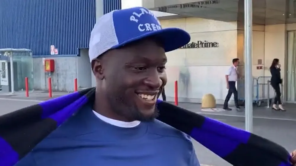 Lukaku đến sân bay Milan vào sáng sớm khi chỉ có cánh phóng viên chào đón