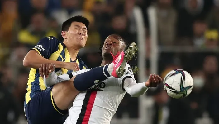 Kim Min-jae (trái) của Fenerbache