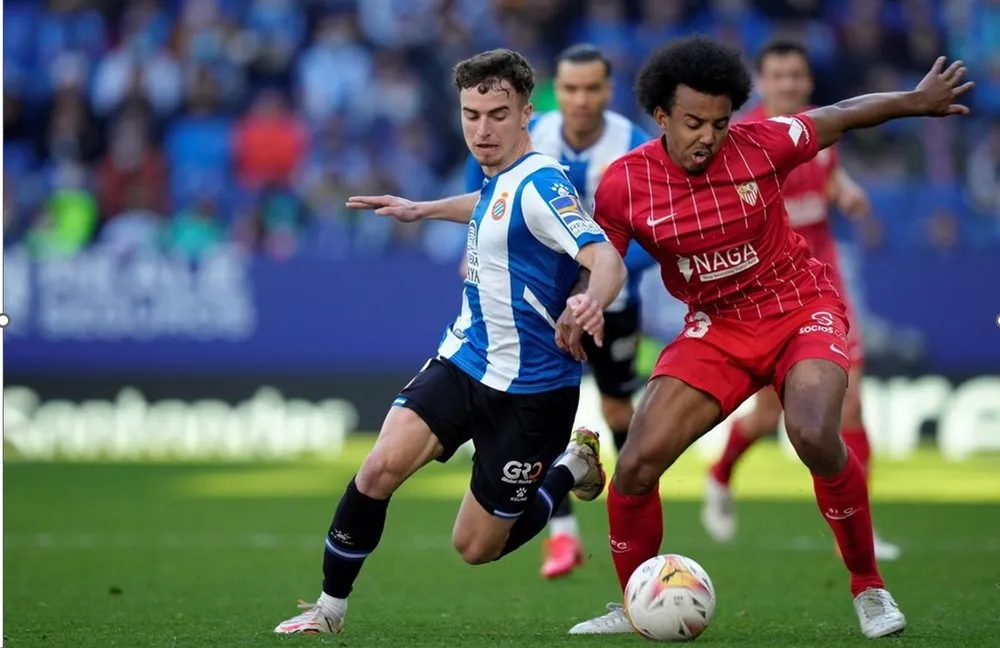 Kounde sẵn sàng sang xứ Catalan để kết thúc hy vọng khoác áo Barca của Azpilicueta ảnh 1